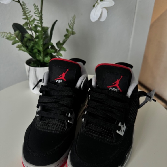Jordan 4 Retro Bred - Picture 2 of 3